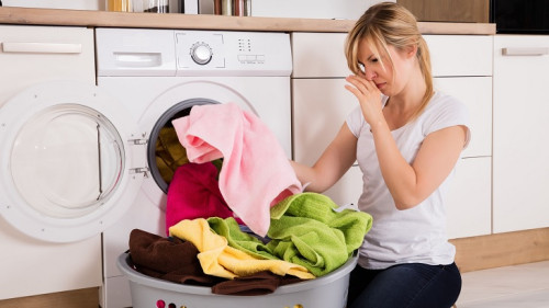Mật bí nguyên nhân máy giặt có mùi hôi khó chịu và cách giải quyết.