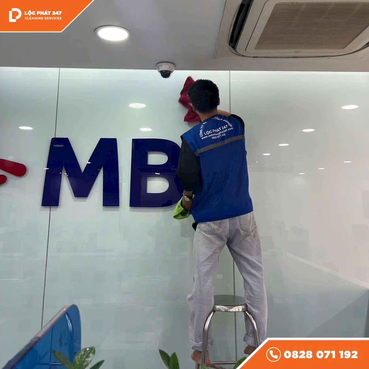 vệ sinh kính văn phòng